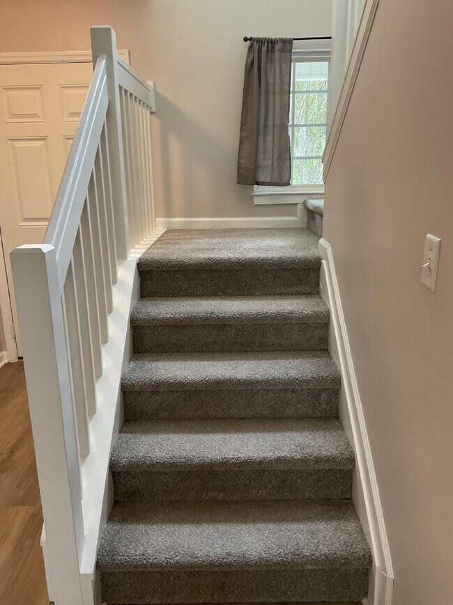 Building Photo - Adorable 2 Bedroom Townhome in Azalea Square