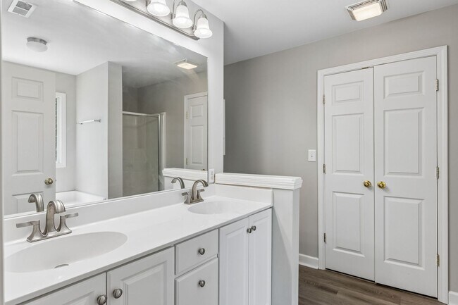 Building Photo - 2601 Danbury Cir