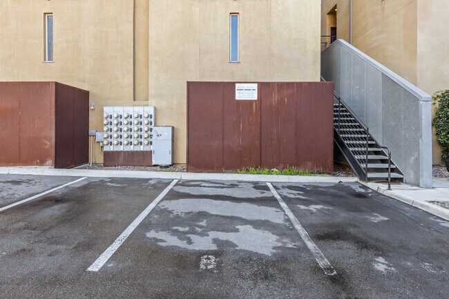Building Photo - 908 G St