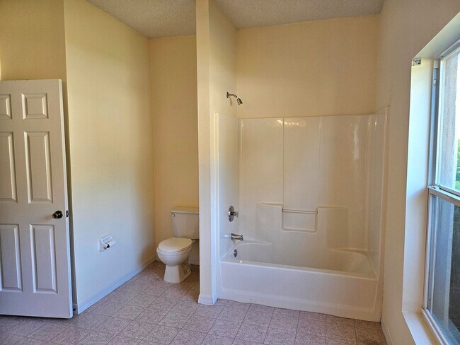 Building Photo - Newly renovated 3 bed, 2 bath home located minutes from Palm Coast dining, shopping, and the beach