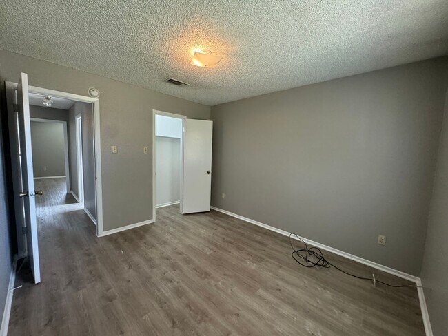 Building Photo - 3 bedroom 2 bath Refreshed