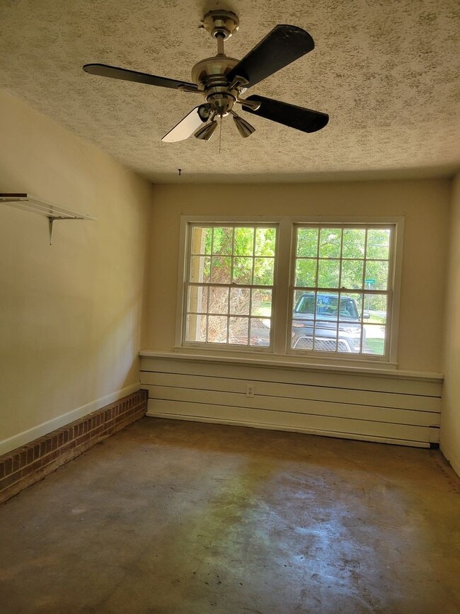 Building Photo - 3 bedroom house in Athens!