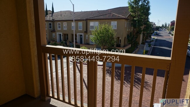Building Photo - 2 Bed, 3 Bath Townhome Near Parks, Shoppin...