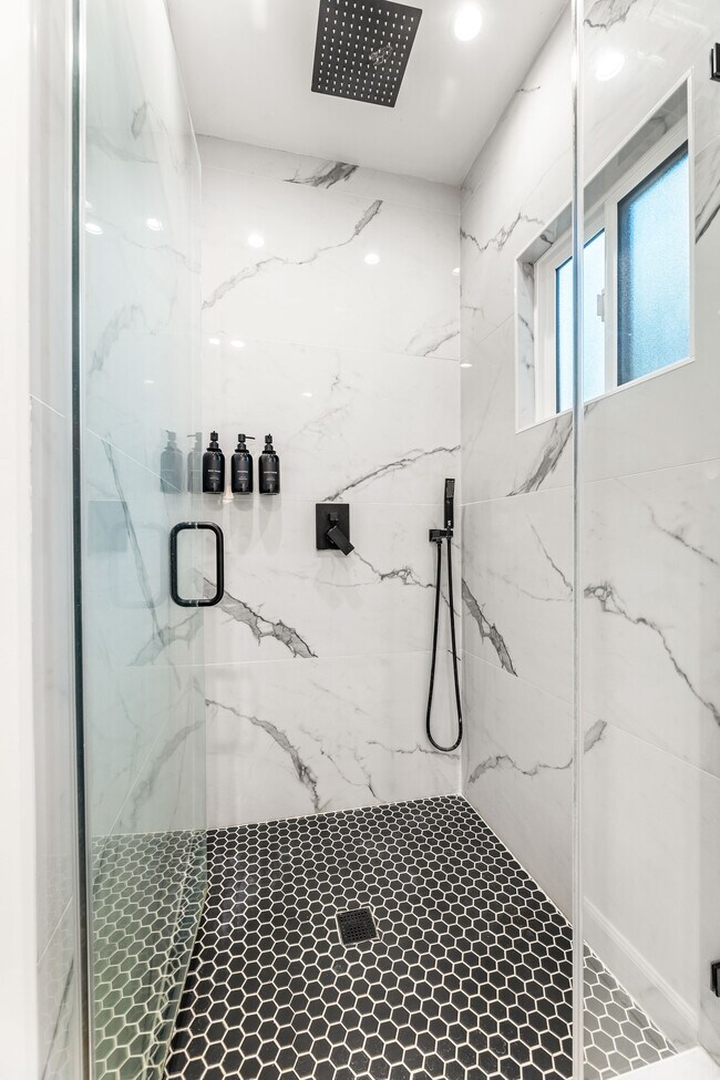 Building Photo - 1400 N Orange Dr