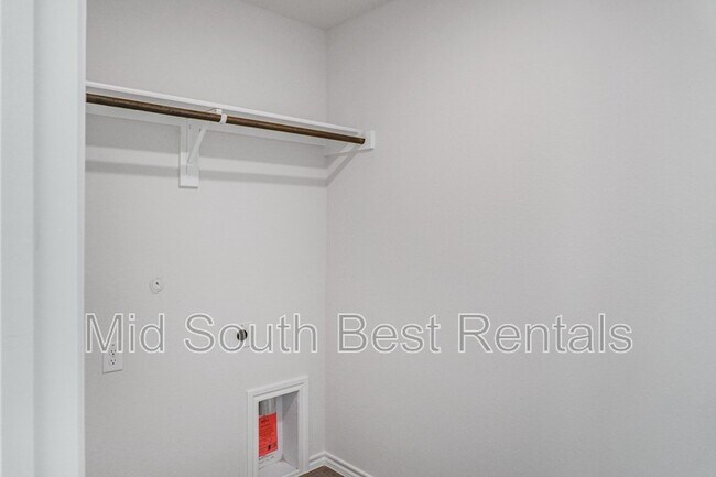 Building Photo - 220 Redwood Rd