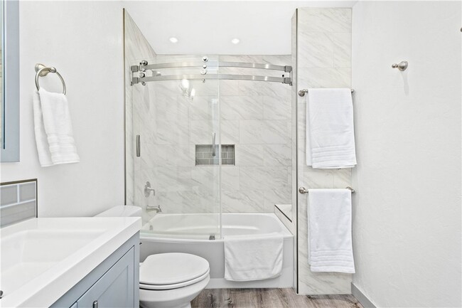 Building Photo - 236 S Grandview Ave