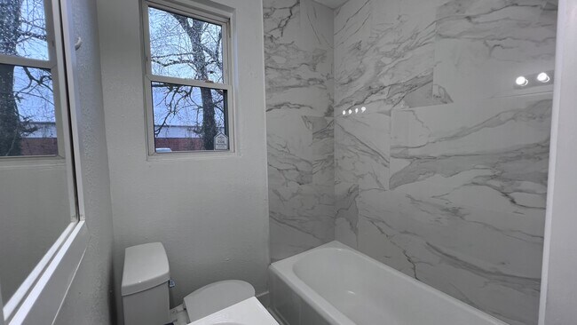 Building Photo - 1707 Holladay St