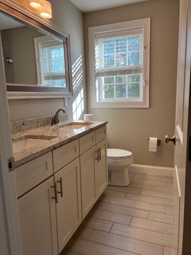 Building Photo - Gorgeous and newly renovated townhouse-sty...