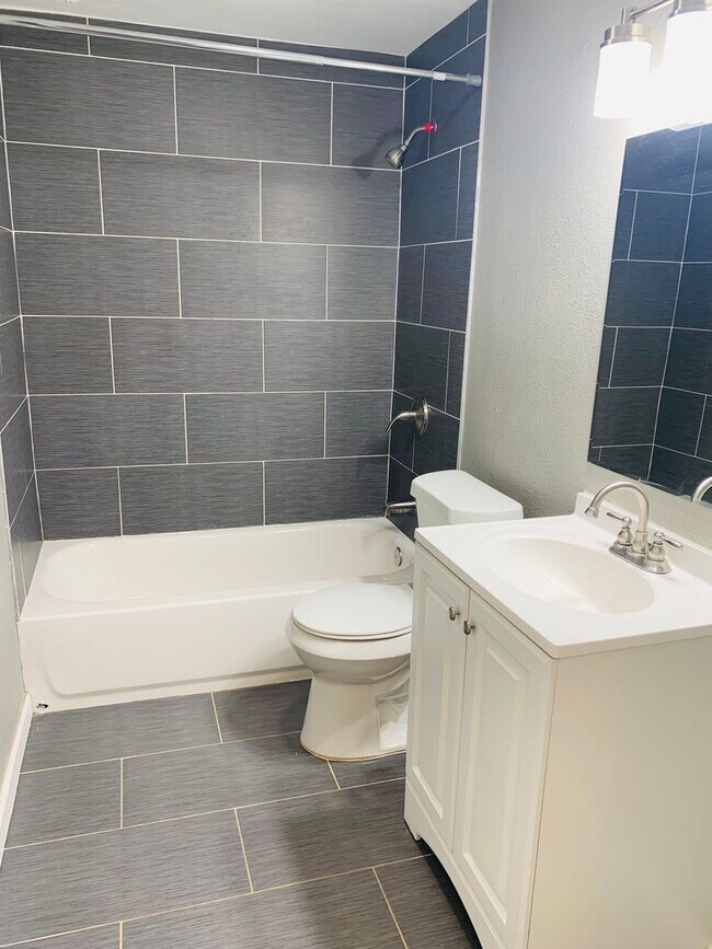 Building Photo - Updated 2 Bedroom 1.5 Bath in Westminster