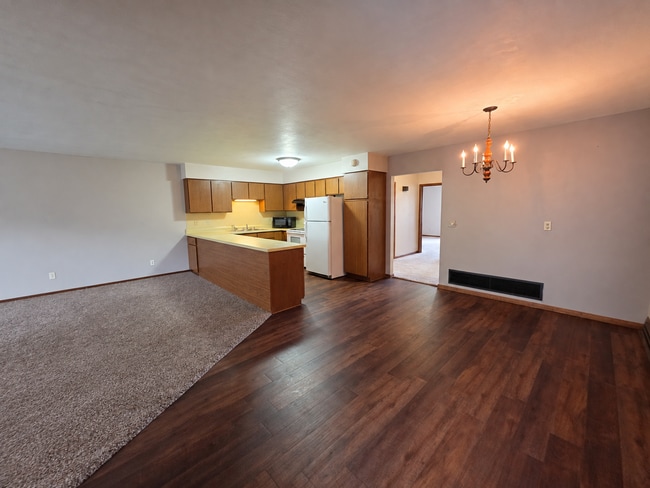 Building Photo - Large 1 Bedroom with Bonus Room - Available Now!