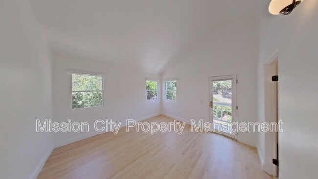 Building Photo - 2570 Lillie Ave