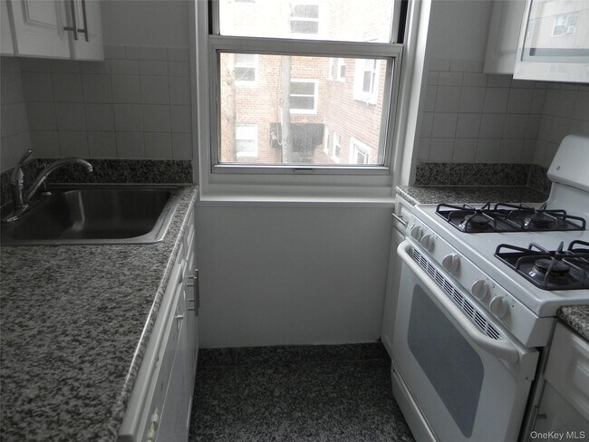 Building Photo - 11 Schenck Ave