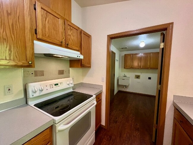 Building Photo - PENDING APPLICATION; 3 BD w/ Vaulted Ceiling