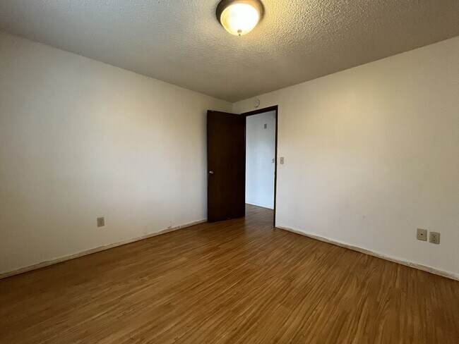 Building Photo - CCO867