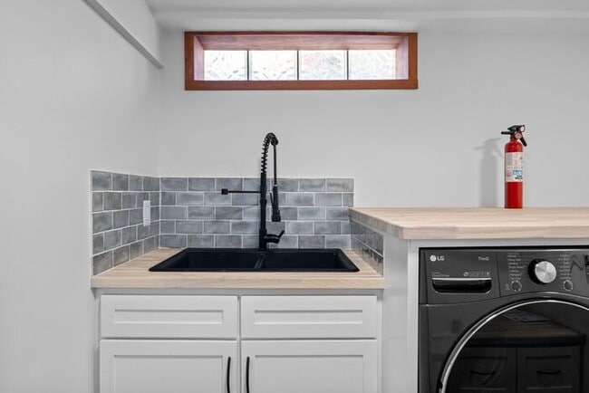 Building Photo - Elegant and Spacious Air-Conditioned Lincoln Park Rambler