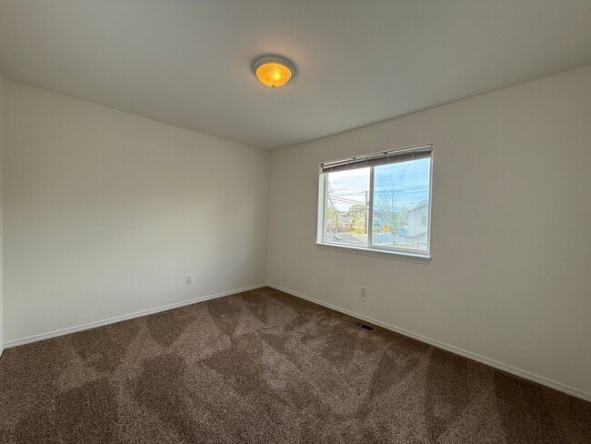Building Photo - CHECK OUT THIS SPACIOUS TOWNHOUSE IN REDMO...