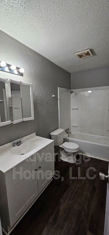 Building Photo - 711 N 70th St