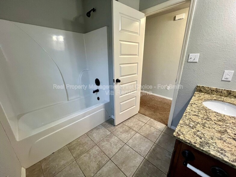 Building Photo - 423 Ridge Point Dr