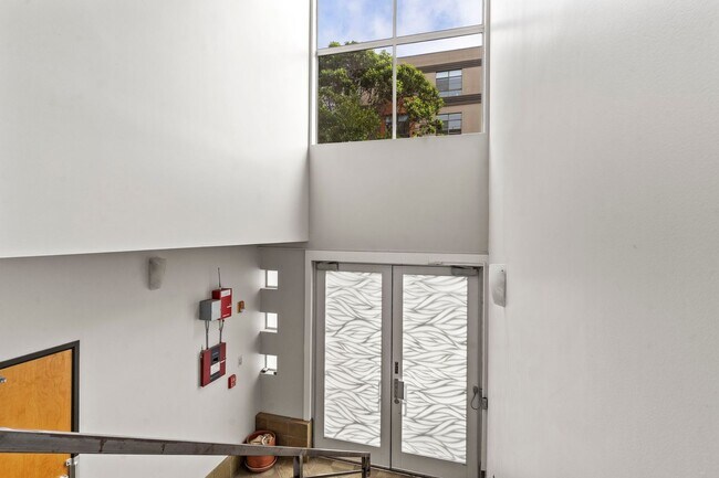 Building Photo - Lovely 2 Bed, 1.5 Bi-Level Hayes Valley Co...