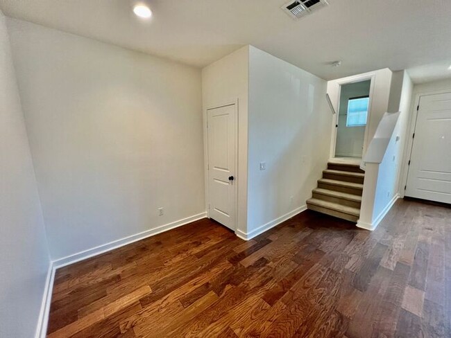 Building Photo - Beautiful Upgraded 3-Bedroom Townhouse in ...