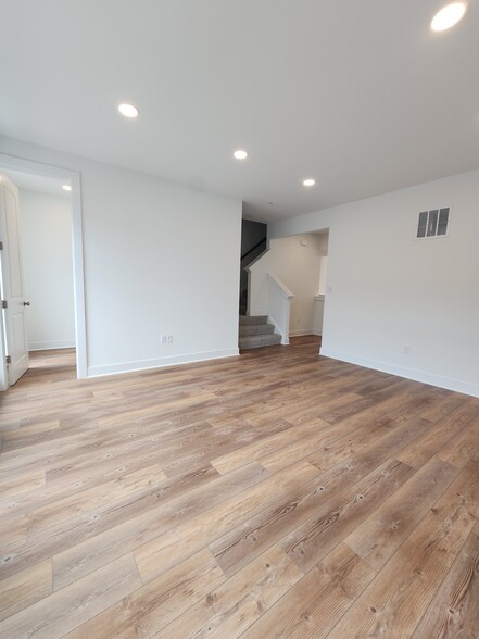 Building Photo - 120 Main St