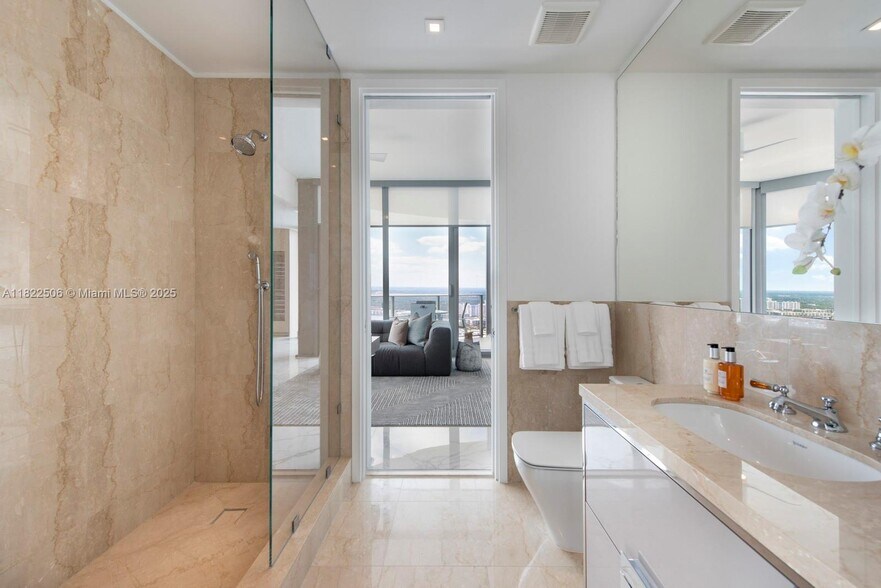 Building Photo - 15701 Collins Ave