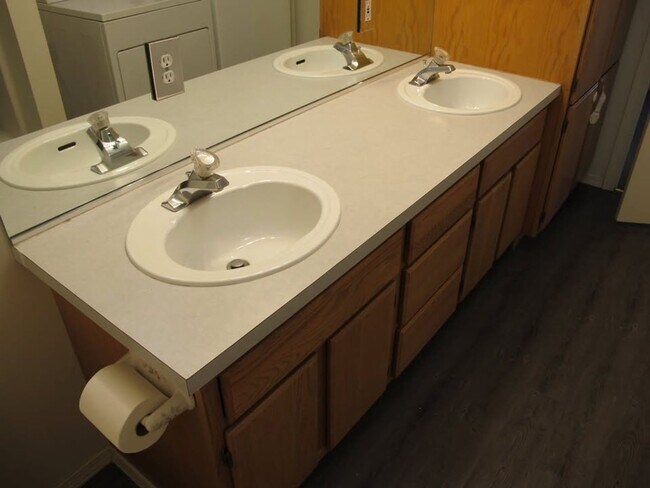 Building Photo - **Winter Special** 2 bed 1 bath duplex