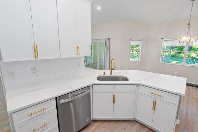Building Photo - 24 Lakecliff Dr