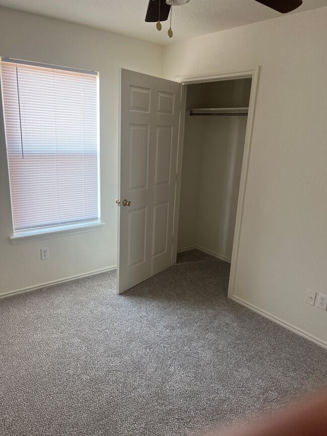 Building Photo - 3114 Oak Ln