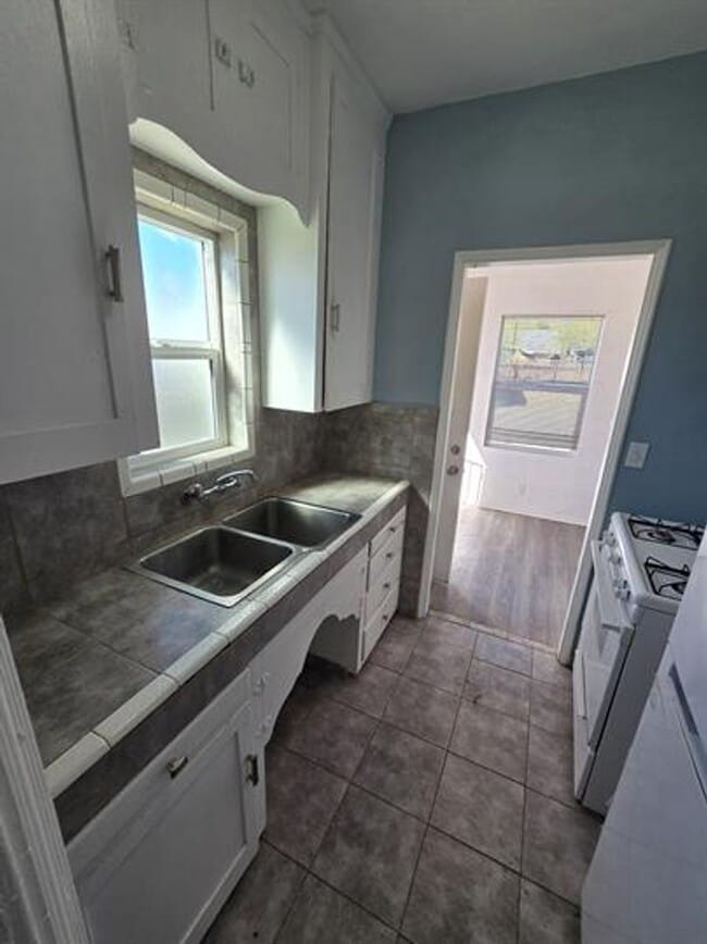 Building Photo - 818 S Arizona Ave