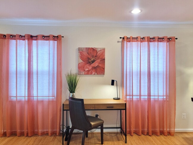 Building Photo - 2028 Pimmit Dr