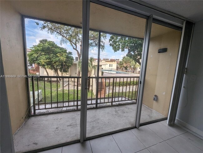 Building Photo - 8810 Fontainebleau Blvd