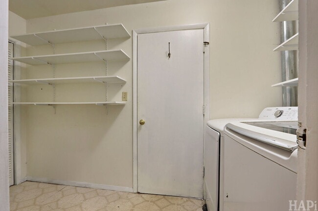 Building Photo - 1540 N Pepper Tree Dr