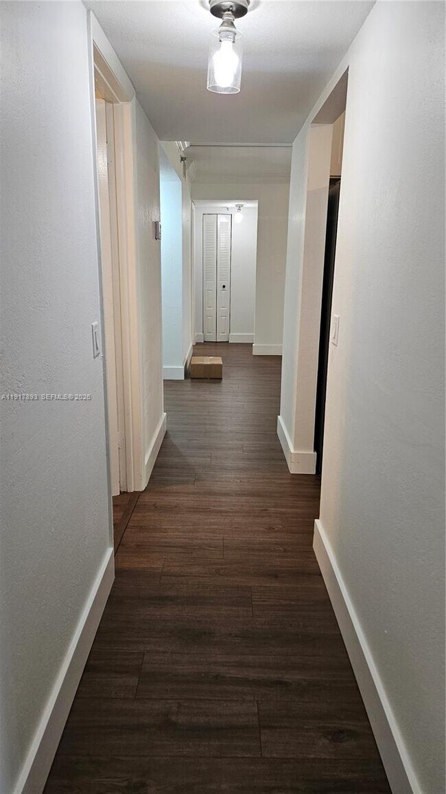 Building Photo - 105 Lake Emerald Dr