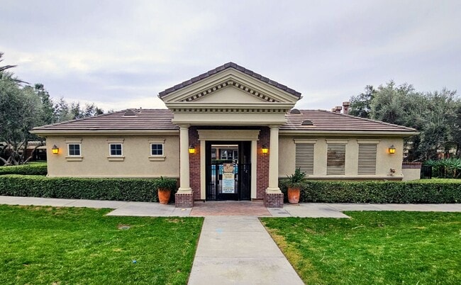 Building Photo - JAMIE LN UNIT 1 FONTANA 92336 (4 BED / 3 BATH)