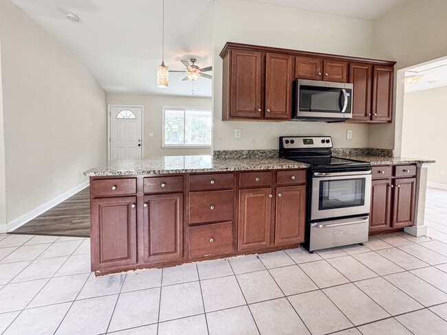 Building Photo - Charming Ranch in Highly Sought-After Grea...