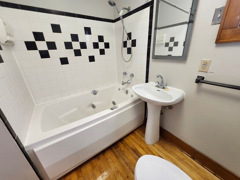 Building Photo - 2564 N Bartlett Ave