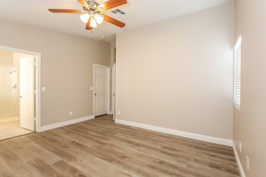 Building Photo - 2108 Farmouth Cir