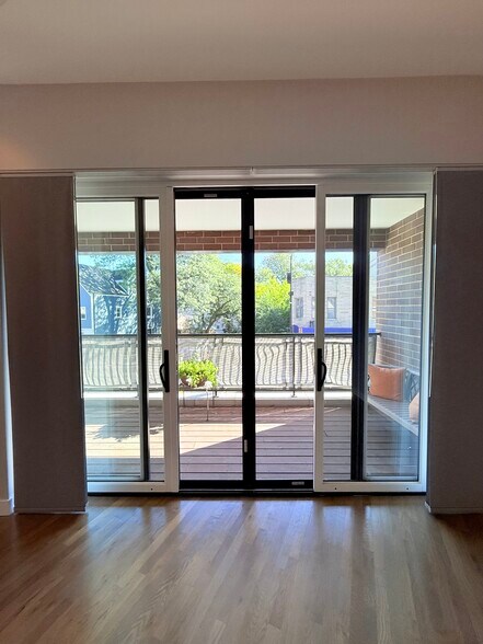 Private terrace - 2505 W Carmen Ave