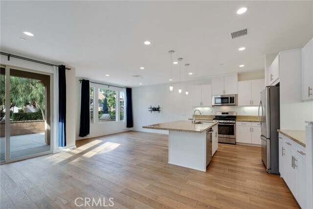 Building Photo - 18 Prominence