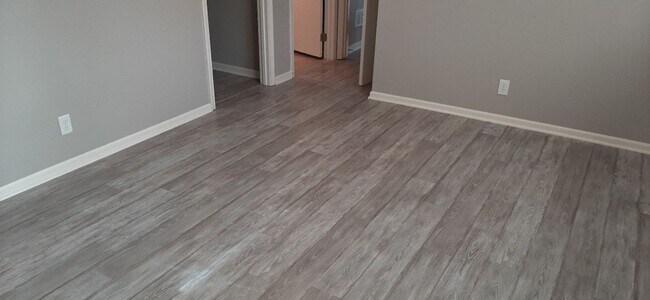 Building Photo - HURRY THIS WON'T LAST LONG! Gorgeous 3 bed, 2 bath in beautiful Parkville!