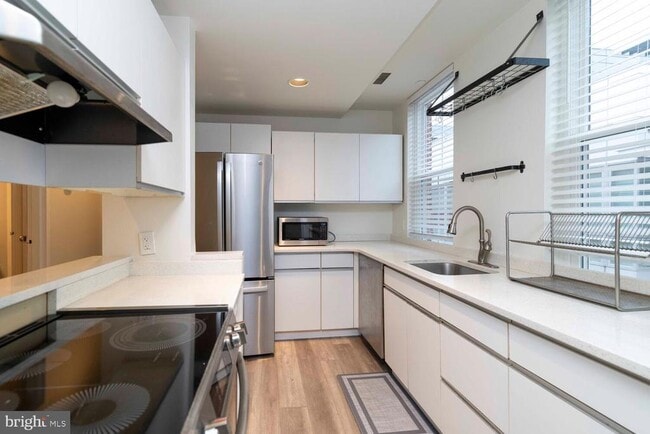 Building Photo - 102 Church St