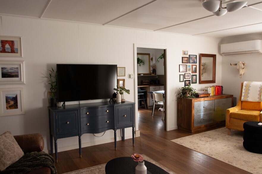 Building Photo - 170 N Arnaz St