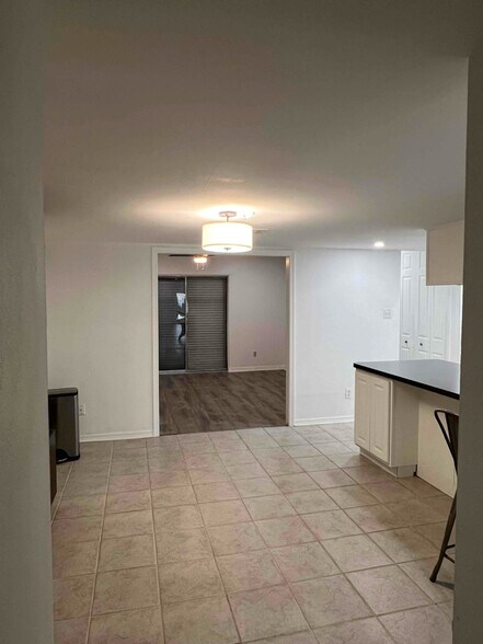 Building Photo - 865 Wilshire Blvd