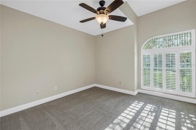 Building Photo - 4832 Queen Palm Terrace NE
