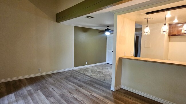 Building Photo - Centrally Located Simi 2 Bed 2 Bath Condo....