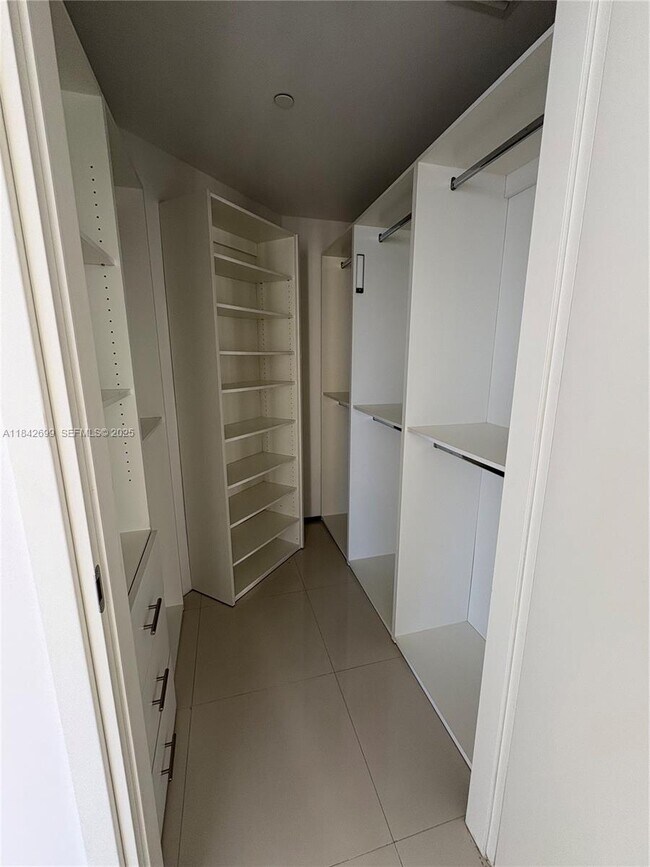 Building Photo - 1300 Brickell Bay Dr