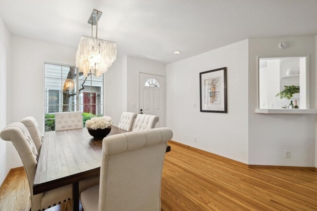 Building Photo - Delightful 3/3bth End-Unit Townhouse in Ce...