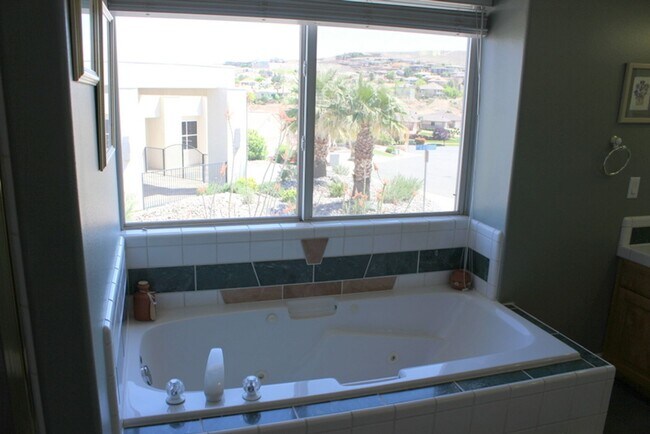 Building Photo - 682 Lava Pointe Dr