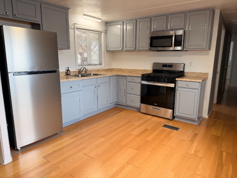 Building Photo - 220 E Home St